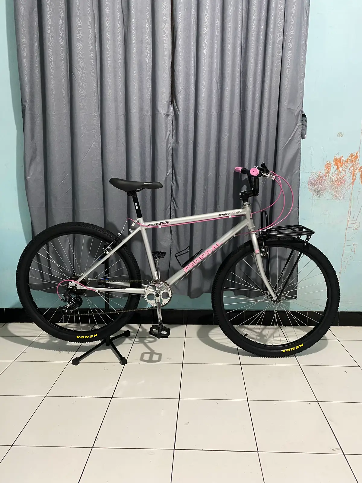Silver Pink Part Kesekian🤭 Masih Jadi Rekomendasi Warna Cakep. Terima Kasih Buat Pesanannya Kaka. Siap Meluncur Ke Rumah Juragan Wonogiri🫡 Yg Mau Pre Order Commuter Bike Bisa Dm Admin Ya✌️ #commuterbike #sepedacommuter #sepedakalcer #federalindonesia #sepedavintage 