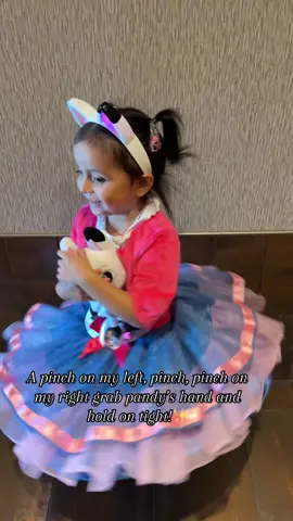 A pinch on my left, pinch, pinch on my right grab pandy’s hand and hold on tight!✨ #gabbysdollhouse#gabbysdollhousethemovie#gabbysdollhousefan#ladelcafecito 