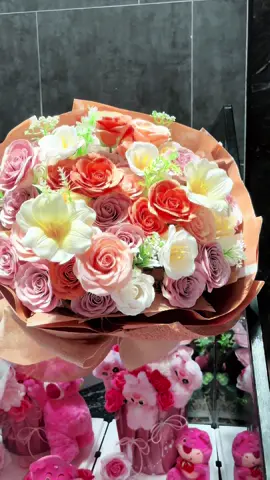 🌸 TIỆM HOA NHÀ VY xin gửi lời cảm ơn chân thành đến quý khách đã tin tưởng lựa chọn hoa của chúng tôi để gửi tặng nghệ sĩ trong dịp đặc biệt. Cảm ơn vì đã để VY đồng hành cùng những khoảnh khắc ý nghĩa. TIỆM HOA NHÀ VY  – Chọn hoa đẹp, gửi điều đẹp. ✨ Giao hoa siêu tốc 1–2 giờ tại nội thành BÌNH DƯƠNG - HCM  ✨ Tặng kèm thiệp viết tay – lời chúc riêng đầy chân thành ✨ Gửi ảnh bó hoa thực tế trước khi giao – bạn luôn yên tâm TIỆM HOA NHÀ VY - Nhận dạy học cắm hoa  📍 Số 88 Đường ĐX 039 Phú Mỹ - TDM  🌐 Www.hoasapbinhduong.Vn 📲 0988.09.44.22 (Zalo /Sđt)  Tiktok - Gugomap : Gõ Tiệm Hoa Nhà Vy ạ ❤️  Chúng mình bán hoa bằng tất cả tấm lòng của một người yêu hoa 🌸 Thankiu ❤️ 