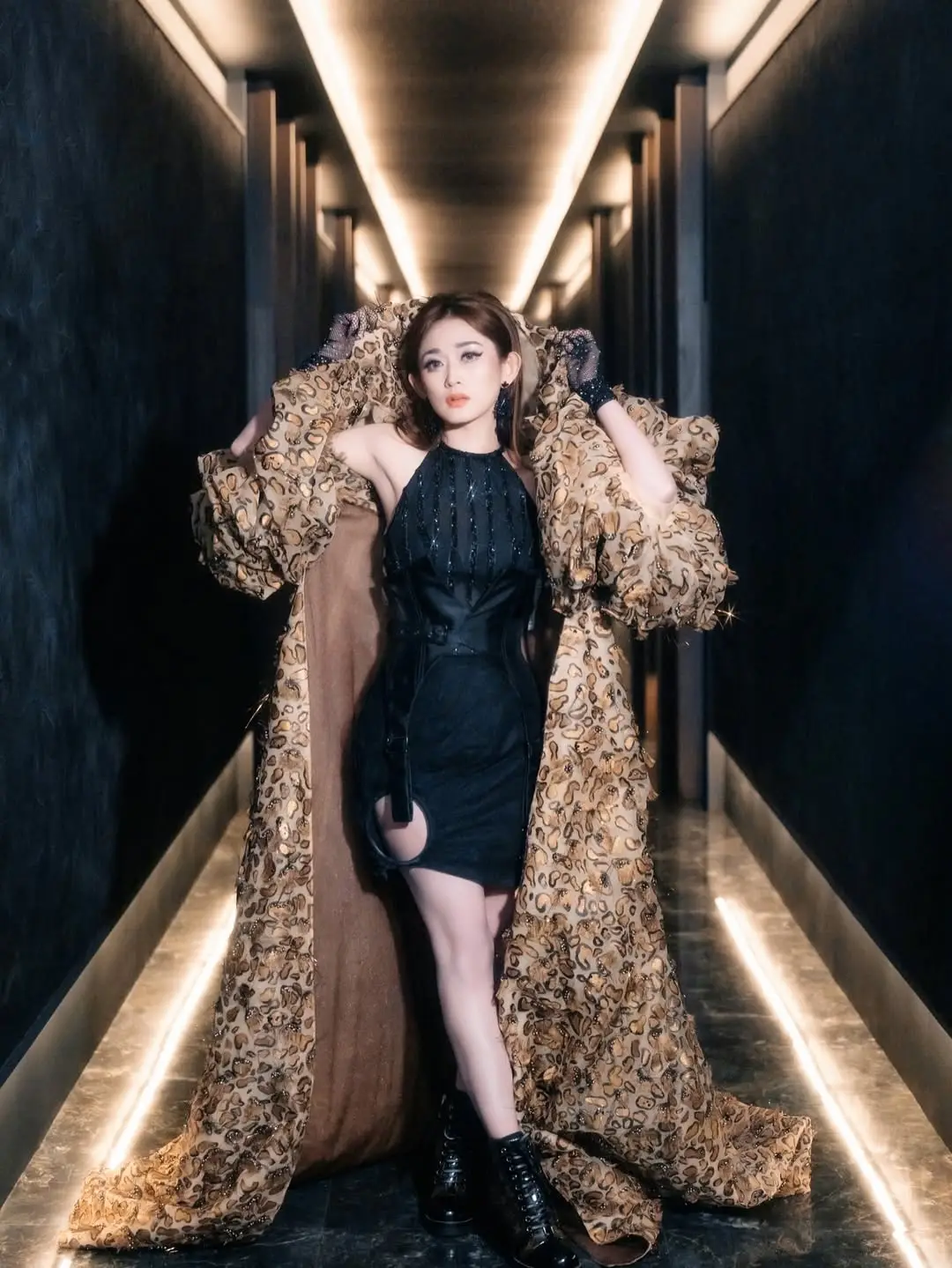 Meriah? Banget!! Petjah? Pasti!! Full Book? Thanks God!! Thanks @mantra.jkt for having us 🖤  Leopard outfit by @lisajuofficial 🐆 Roarr  #helenhuang #helenhuangshow #mantra 