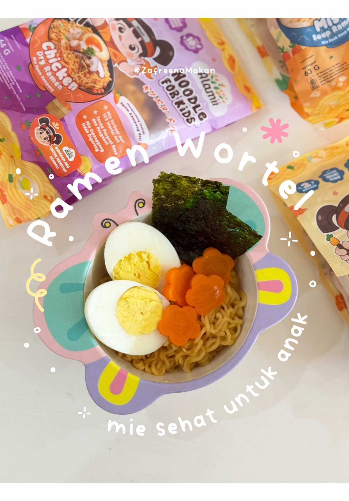 untung sekarang ada Noodle for Kids dari @alamiifood jadi ga khawatir lagi kalo Zafreena pengen makan mie 🧡💜 Terbuat dari 10% wortel asli 🥕tanpa MSG, tanpa pengawet, dan mie nya dipanggang tidak digoreng. Selain enak, juga tinggi asam folat, vitamin B1, B2, dan zinc ✨ Kalau anaknya doyan mie kayak Zafreena, wajib cobain Ramen Wortel dari Alamii ini. Ada di keranjang kuning yaa, moms! 🥰 #ramenwortel #ramenwortelanak #ramenanak #ramenwortelbergizi #alamiifood 