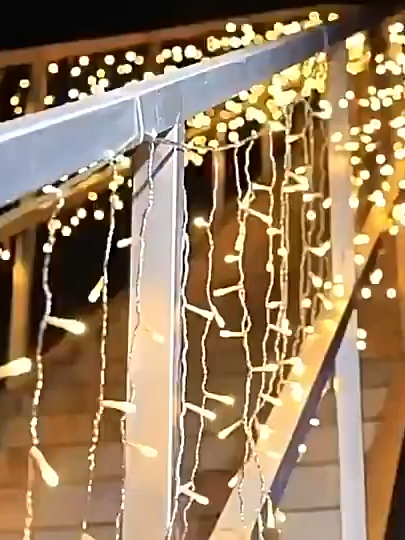 Cascata Natal 400 Lâmpadas Led Com 8 funções ou Fixo e 10 metros Fio Branco Pisca Pisca Características do produto: Cascata 400 led's 8 funções ou fix Voltagem: 220V/11Potência: 12W quantidade de Led's: 400 cor: escolha no anuncio  cor do fio: Branco Comprimento: 10 m Instruções: * Manter fora do alcance de crianças * Manter distante de produtos inflamáveis  * Não conectar mais que duas cortinas em sequência  * Não instale sobre portas,janelas, superfícies cortantes, metálicas e similares ou estruturas eléctricas OBS: Escolha a cor no anúncio Itens na embalagem: 1 Cascata 400 Led 8 Funções/Fixo Link compra oficial https://s.shopee.com.br/9zoh8ivQ86