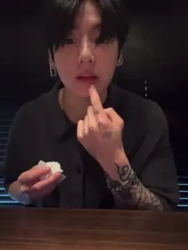 Mọi thứ rất hoàn hảo rồi, chỉ có bị lag chút xiu thôi à🤣🤣 Người ta là lấy khăn lâu mồm xong tuện thể xuống lâu bàn, đây anh ta lau bàn xong lâu mồm😭😭😭 #jungkook #jeonjungkook #btsarmy #xuhuongtiktok 