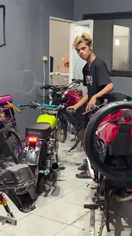 CB nyeni 300cc punya #masfalahanakkuat #anakkuat #cbindonesia #blyerjawatengah #anakkuatttttt 