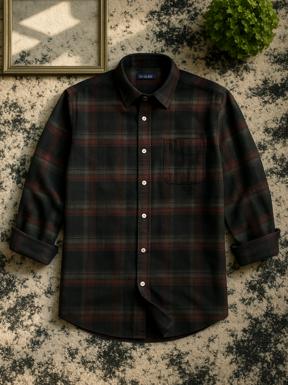 Gini nih, flannel itu emang vibe-nya beda banget. Jujur aja, kadang suka bingung mau pakai baju apa yang kelihatan santai tapi nggak too much. Apalagi kalau pagi udah mulai dingin, atau lagi nongkrong malam. Pengennya tuh yang nyaman dan nggak ribet. Capek nggak sih, kalau pakai baju yang bahannya tipis, gampang lecek, dan malah bikin kita kelihatan kayak baru bangun tidur? Gue udah sering banget ngalamin. Baju bagus di mata, pas dipakai malah jadi gerah, kaku, atau malah gatal. Kemeja kotak-kotak itu harusnya andalan, tapi kok kebanyakan malah bikin ilfeel? Nah, ini nih flannel yang lagi gue pakai. Seriusan, dari awal pegang aja udah kerasa bagus bahannya. Nggak tipis, tapi juga nggak bikin gerah parah. Warna hitam-merah gelap gini tuh auto-match ke mana-mana, mau buat ngopi, ke kampus, atau casual meeting. Potongannya pas, nggak gombrong, nggak ketat. Paling penting: bikin look lo tuh effortless cool. Nggak perlu mikir mix and match yang ribet. Asli deh, kalau lo lagi nyari kemeja lengan panjang yang bahannya tebal tapi breathable, terus pattern tartan atau plaid-nya tuh timeless banget, lo harus banget check yang ini. Daripada pusing mikirin outfit tiap hari, mending punya satu item andalan kayak gini. Nggak usah banyak mikir, mumpung lagi ada, langsung aja Gas, klik keranjang kuning di bawah buat lihat detailnya! Jangan sampai kehabisan. #kemejaflannel #kemejakotakkotak #flannelpria #kemejalenganpanjang #rekomendasioutfit 