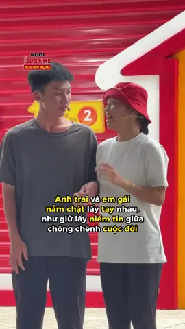 Anh trai và em gái nắm chặt lấy tay nhau, như giữ lấy niềm tin giữa chông chênh cuộc đời #maiamgiadinhviet #maiamgiadinhvietangiang #hoasengroup #hoasenhome #hshtn 