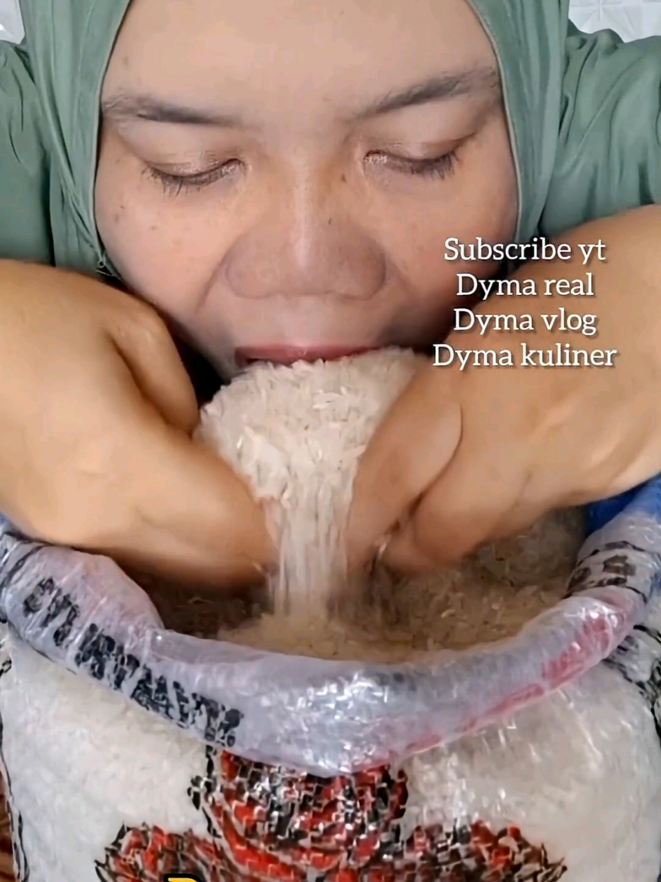 Makan beras baru,beras mawar🤤 @Asmrberas✅  #makanberasmentah #rawriceeating #berasbasmati #shorts #asmr 