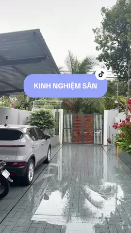 Phần nhà nặng hơn và nền mới bơm cát nên sẽ có độ lún. Mọi người nhớ tăng độ dốc của sân để trừ hao đi phần lún của nhà và vị trí đậu xe nhe #nhantayhome #tumuadoreview 