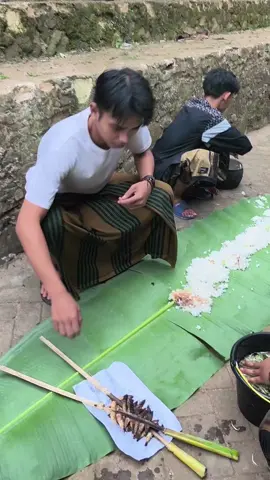 subhanallah mskipun makan sederhana tapi Masya Allah nikmat? #Fyf #ForYouPage #trendingreels #ReelsViral #makansantri 