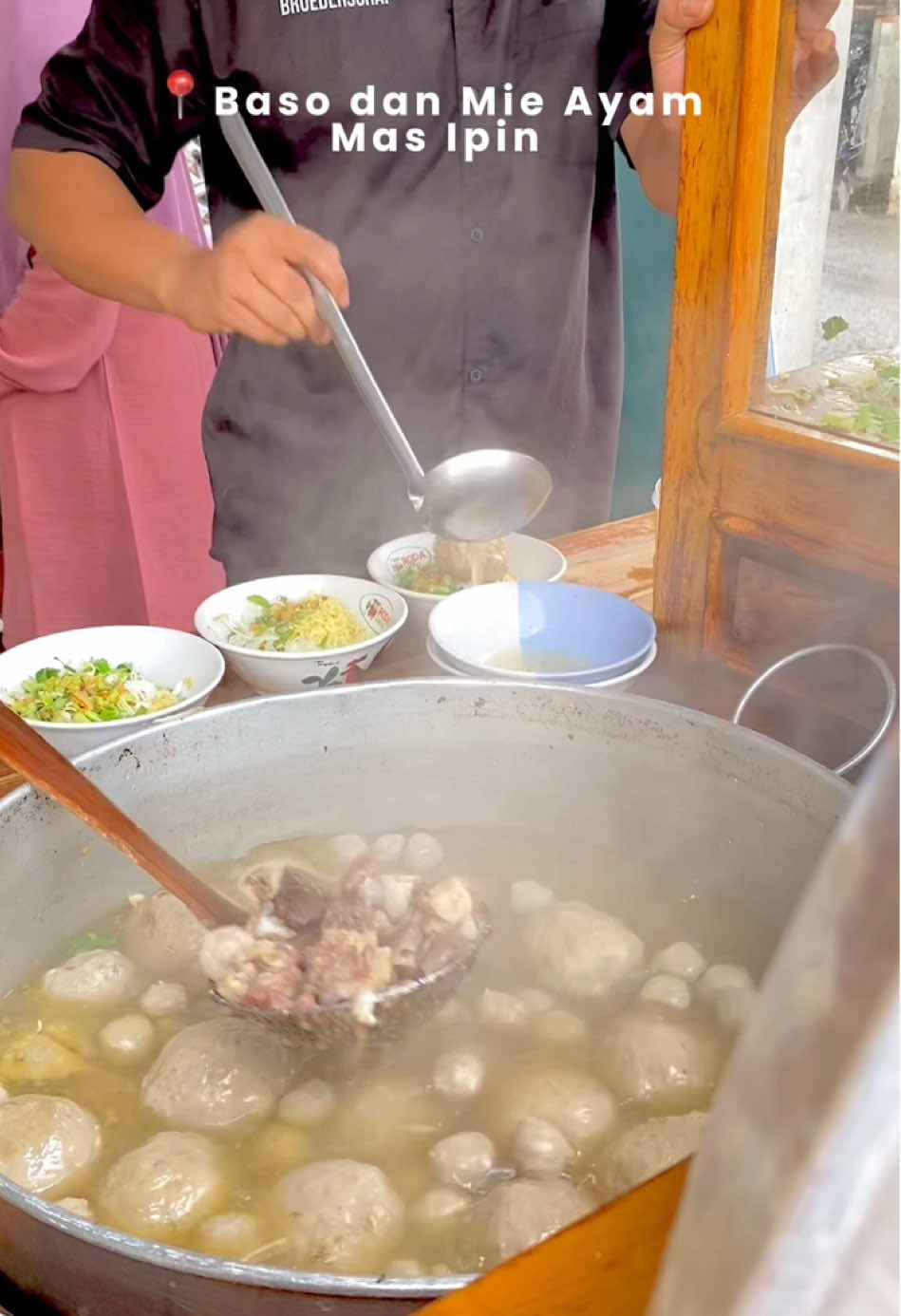 Rekomendasi tempat baso yang ada iganya dicimahi yang menunya komplit, Porsinya banyak dan harganya terjangkau #baksomasipincimahi #baksocimahi #baksoenakcimahi #kulinercimahi #cimahi 