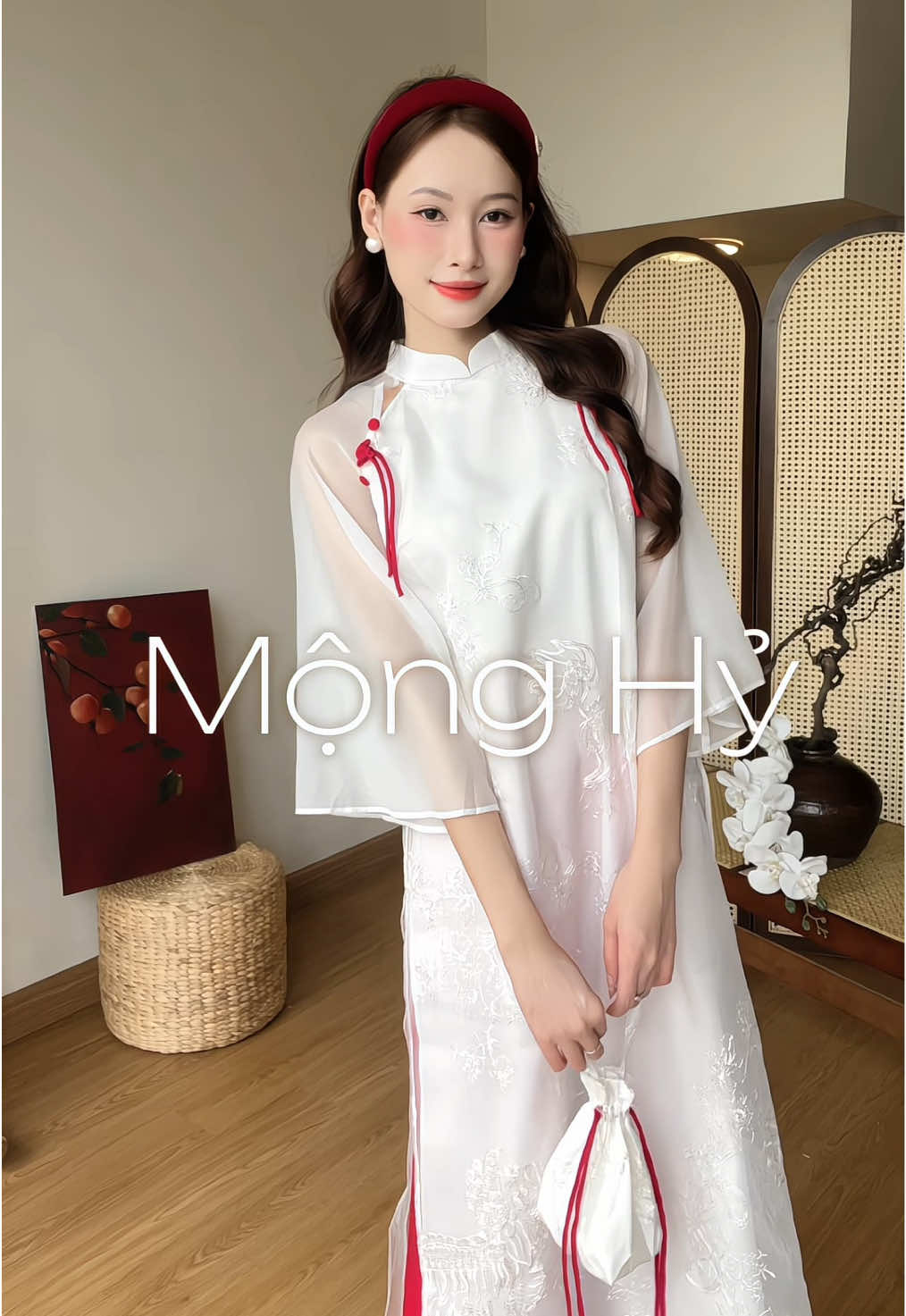 Trong sắc áo Mộng Hỷ, nàng hóa thân thành áng mây xuân dịu dàng, mang theo hơi thở của hạnh phúc vẹn tròn.  #AodaiCollection #aodailana #monghy #aodaithietke 