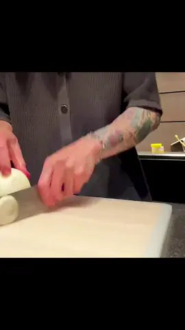 정국이 칼질 너무 잘하네 🧅🔪🥹🥹😭😭 #bts #jungkook #jungkookcooking #jk 