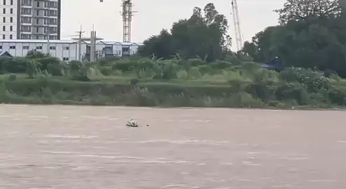 សារពីប្រិយមិត្ត៖ វិដេអូបងប្រុសដែលធ្លាក់ពីម៉ូតូទឹក តាំងពីម៉ោង4ល្ងាចម្សិលមិញ មកដល់ពេលនេះនៅមិនទាន់រកឃើញនៅឡើយ😢🙏 សូមមានការប្រុងប្រយត្ន័បងប្អូនព្តោះរដូវនេះទឹកទន្លេហូខ្លាំង