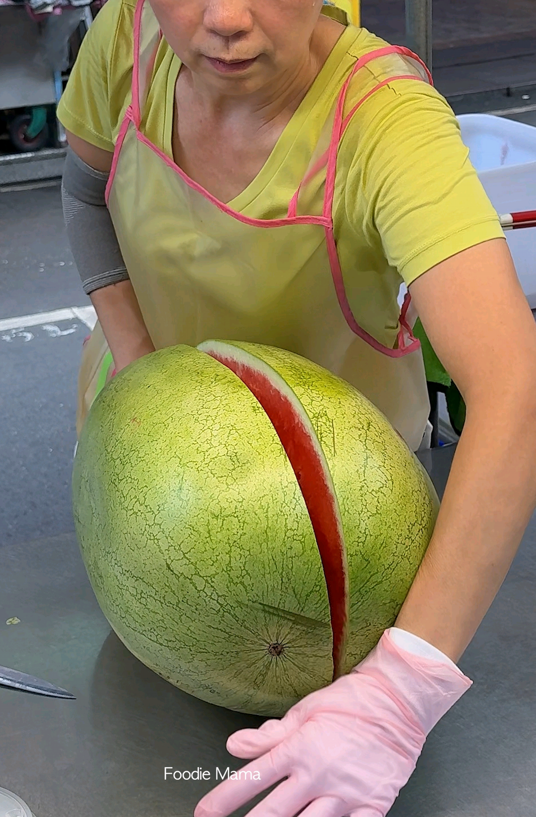 Best! Taiwanese Giant Watermelon Juice - Fruit Cutting Skills - Taiwanese Street Food  Price : TWD 50 / USD 1.6 Location : 饒河街觀光夜市 #streetfood #taiwan #fruit #watermelon 