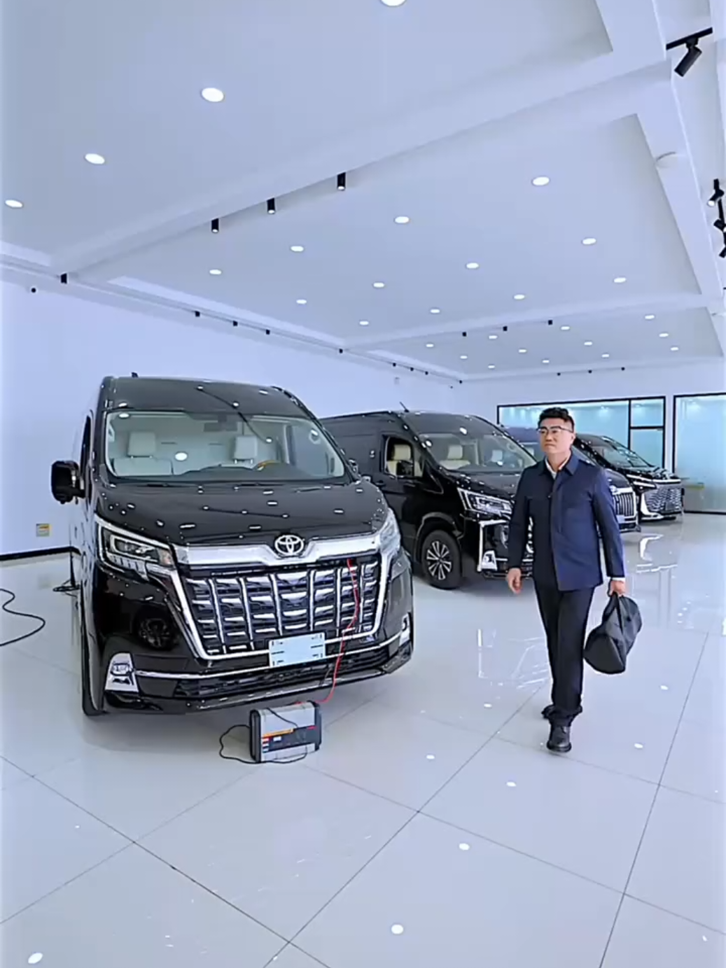 Luxury Toyota Hiace 2025 Special Edition With fabulous Features 🔥🔥🔥  #2025 #toyota #Luxury #hiace #special 