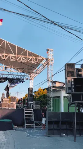 Sedang dalam keadaan berjuang @DHEHAN PRO CLOTHING @𝙼𝙰𝙷𝙴𝚂𝙰 𝙳𝙰𝙸𝙻𝚈 @19 PRODUCTION @MAHESA MUSIC @NEKAD'S LIGHTING 
