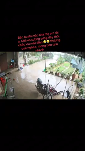 Ở pleiku mưa, quê thì bão nhìn qua camera mà thấy lòng nặng trĩu. Người buồn cảnh có vui đâu bao giờ. Thuơg lắm miền trung 😥😢bão nguy hiểm mọi người nhớ tránh bão an toàn nhé! 😓#xuhuong #bãolụtmiềntrung #baobualoi #hàtinh38#muabao 