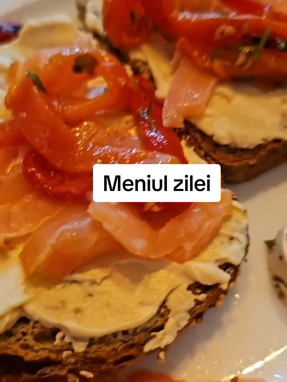 Meniul zilei Mic dejun Paine integrala cu seminte, prajita, doua felii unse cu pasta de humus cu usturoi ardei kapia copt cateva bucatele branza telemea cu ierburi somon crud afumat Pranz Somon la cuptor alaturi de cartof dulce, tot la cuptor, cu mujdei de usturoi cu iaurt grecesc si putina apa