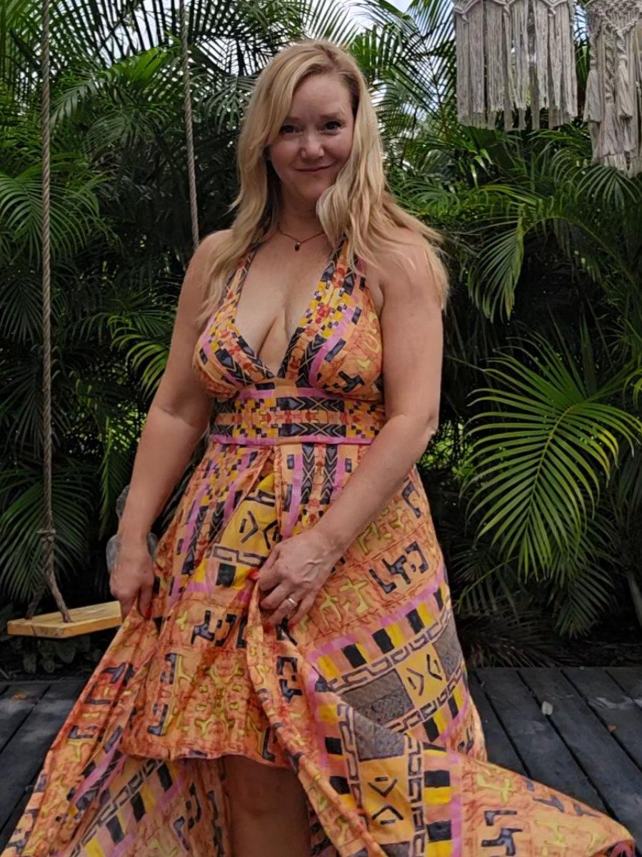 I love wearing flowing dresses! It makes me want to twirl around and do some happy dances 😄 What do you think about dresses?  #dress #OOTD #sun 