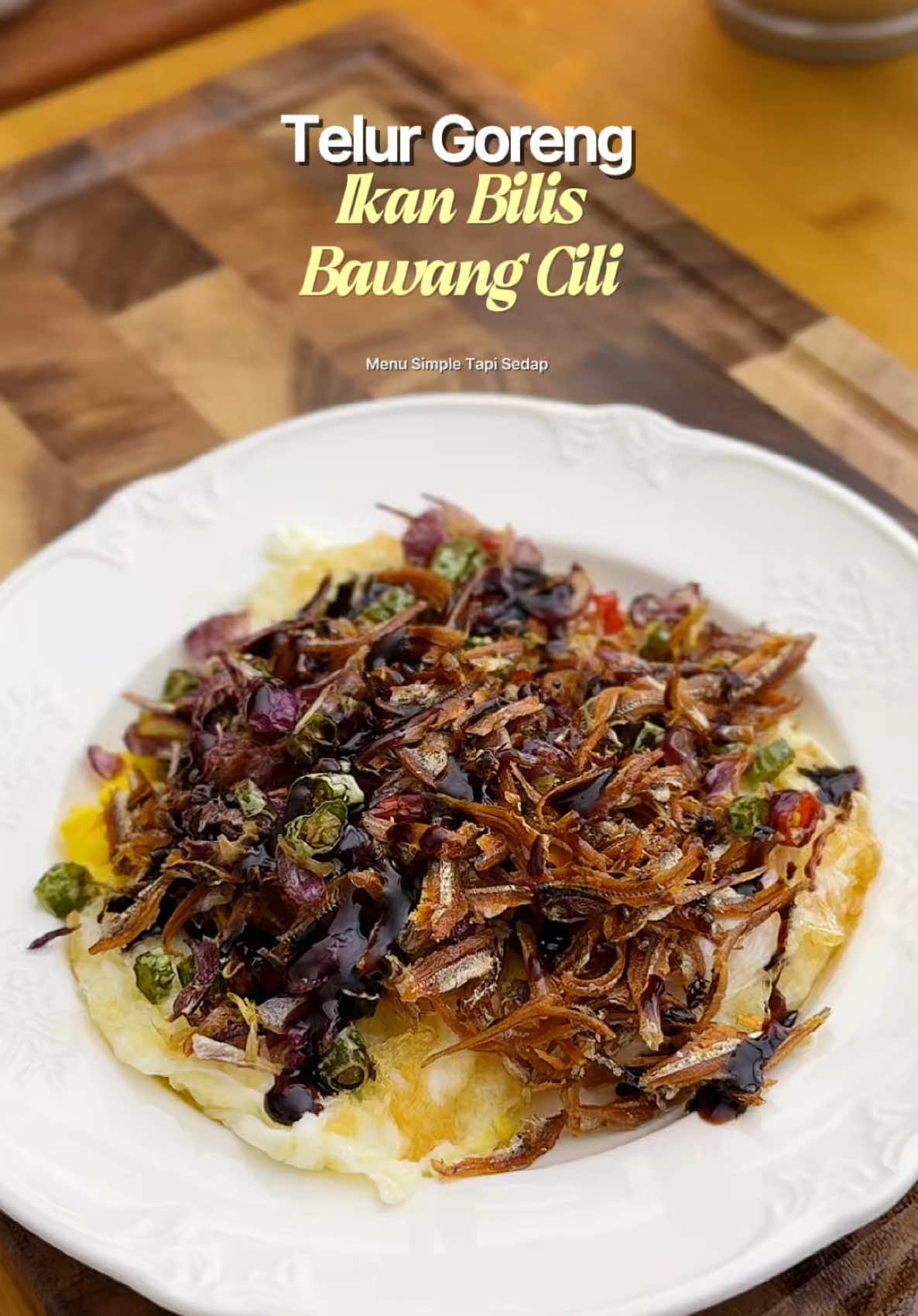Hujan rahmat turun awal pagi hari ni. Perut pun mula la berkeroncong dah. Ikan, ayam masih keras kat dalam freezer. Apa lagi, terus masak nasi, goreng telur, ikan bilis, bawang dan cili. Siap… Ni menu saya time malas atau time nak cepat. Tapi hari ni rajin sikit nak rekod😅 Alhamdulillah. Bertambah makan anak beranak. #telurgoreng  #telurgorengikanbilis  #resepisimple #menuringkas  #asmasak2 