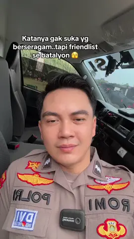 senyum tipis