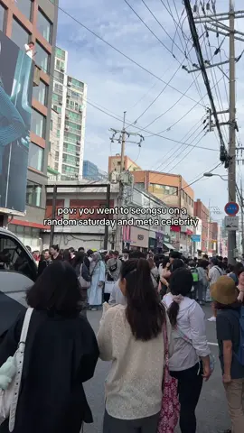 this is your sign 🚫 if there is a big crowd it's probably because there is a celebrity! #korea #seongsu #celebrity #kimwoobin #koreanactor 