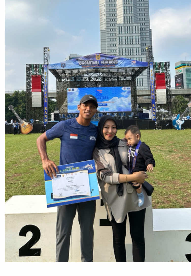 gapernah mau kalo suami ajak ke event lomba, suka ga tega. cuma udh lama bgt ldran dan ada event di jkt jd kesemptan buat suport langsung ayah bareng anak