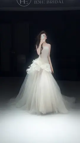 Chụp studio hay đi bàn đều xinh 🍓#vaycuoithietke #weddingstudio #vaycuoi #codau #weddingmakeup 