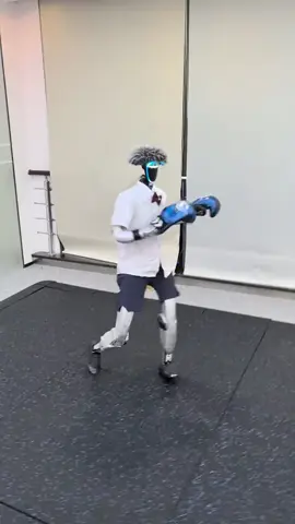 中国宇树机器人，机器人能哥被窗户击倒了😭#宇树科技 #中国机器人 #智能机器人 #双足机器人 #人形机器人 #机器人 #fyp #🇨🇳 #中国 #宇树机器人 