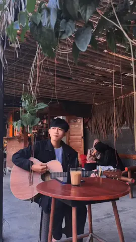 Nyanyiin  cewek cantik  dibelakang ujung nya senyum sendiri @santisaniah @zainiyah1995 @Leo♌
