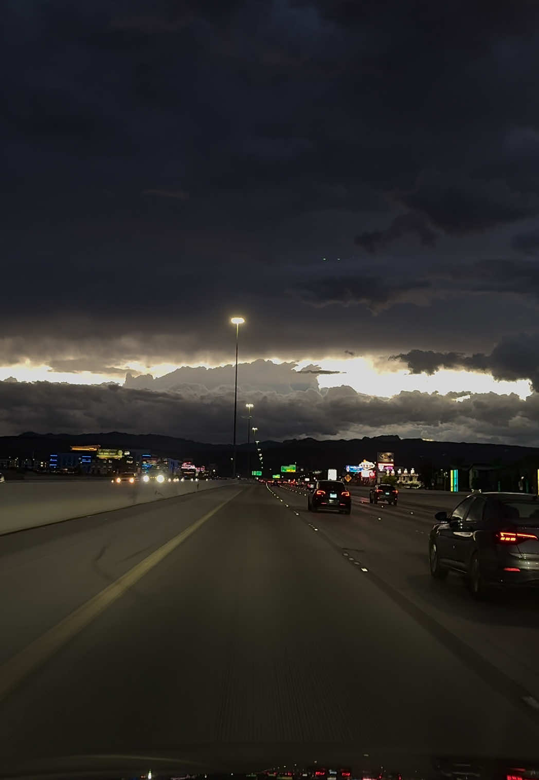 monsoon season is here 🌪️⚡️🌩️ #lasvegas #clouds #monsoonseason #monsoon #vegaslocal 