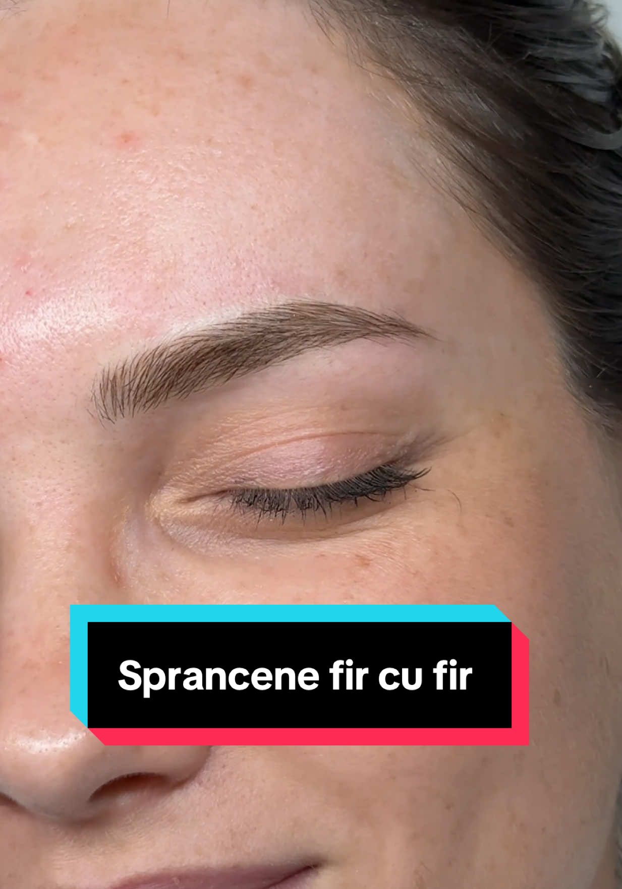 Micropigmentarea fir-cu-fir, cunoscută sub numele de microblading, este una dintre cele mai naturale tehnici de definire a sprâncenelor. Prin desenarea atentă a firelor, în armonie cu forma feței și structura naturală a sprâncenelor, rezultatul nu este unul artificial, ci dimpotrivă – subliniază frumusețea existentă și echilibrează trăsăturile. Sprâncenele bine conturate pot schimba întreaga expresie a feței: fac privirea mai luminoasă, dau armonie și creează acel efect de eleganță subtilă pe care îl observi imediat. Pentru că frumusețea autentică nu înseamnă să îți schimbi chipul, ci să pui în valoare ce ai deja.  #sprancene #dermopigmentare #sprancenefircufir #carlalaszlo 