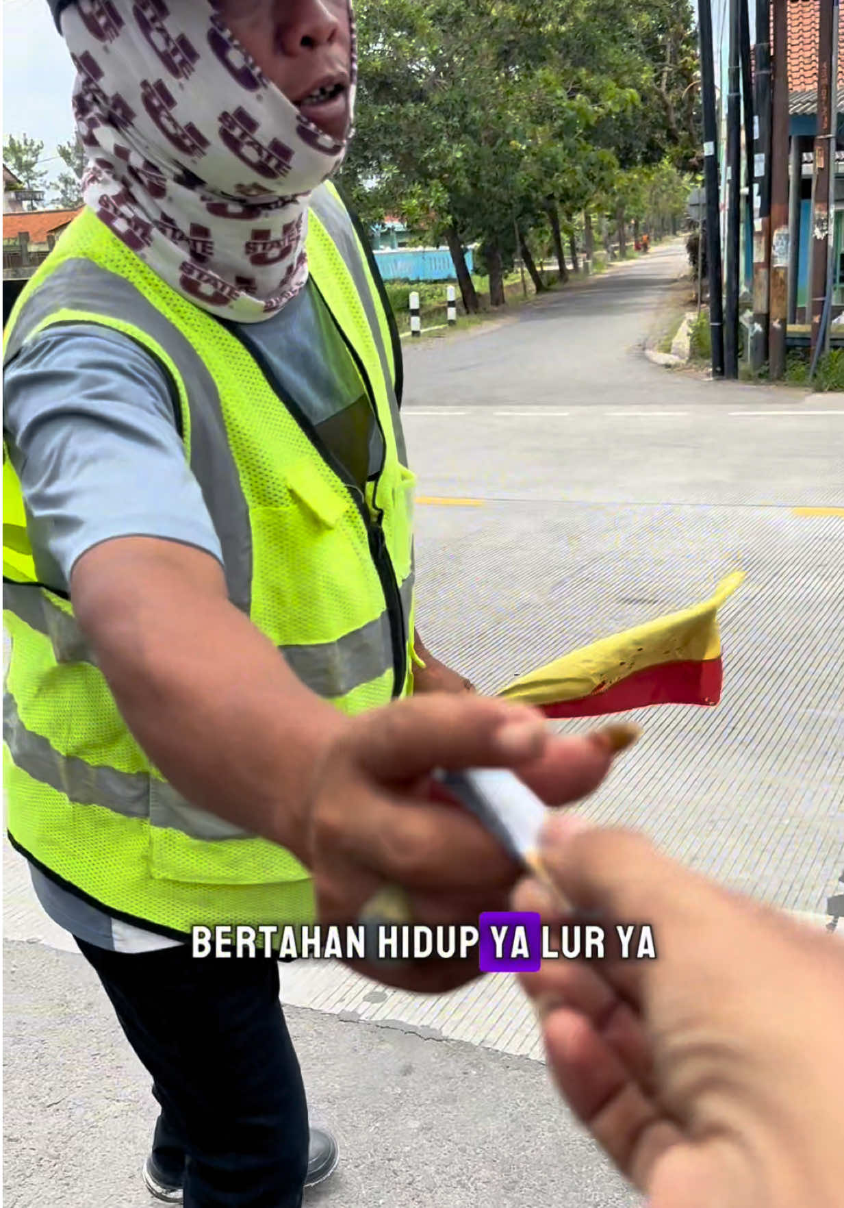 Pedagang kecil diperempatan menjual dagangannya hanya untuk beli beras menyambung hidup jadi bantu dg belillah dagangan mereka. Semoga menjadi salah satu ladang ibadahmu..aamin #pedagangperempatan  #warungmotorlikariflupatmanem 