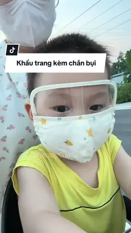 Các con không chịu đeo kính râm mà sợ bụi bay vào mắt thì ba mẹ có khẩu trang tích hợp 2 trong 1 này #mommydaudo #khautrangchobe #khautrangkemkinh 