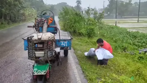 ধরুন এটা আপনার লা/শ, মুশলধারে বৃষ্টি হচ্ছে! আপনার লা/শ উঠাচ্ছে ভ্যানওয়ালা, আর বৃষ্টিতে ভিজে যাবে বলে এগিয়ে না গিয়ে দূর থেকে ভিডিও করছে আপনার কাছেরই সব লোকজন। জীবনের সকল অর্জন বৃষ্টিতে ধুয়ে মুছে যাচ্ছে!! এজন্যই মৃ/ত্যু/ই একমাত্র বাস্তবতা, বাকি সবই সময়ের অপেক্ষা।