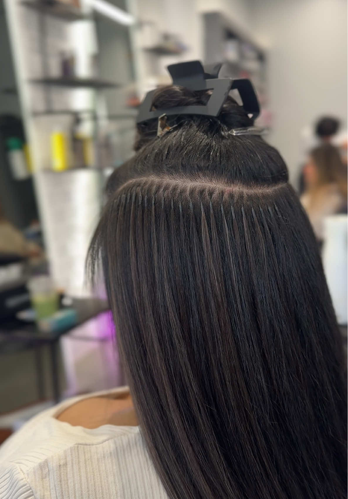 تركيب بتقنية النانو كيراتين .. لون شعرها الاساسي بني و احنا خصلنا الشعر عن طريق دمج الوان الاكستنشن 💕 #صالونات_الكويت #اكستنشن #نانوكيراتين 