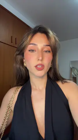 ella sólo quería mostrar la espalda!!!