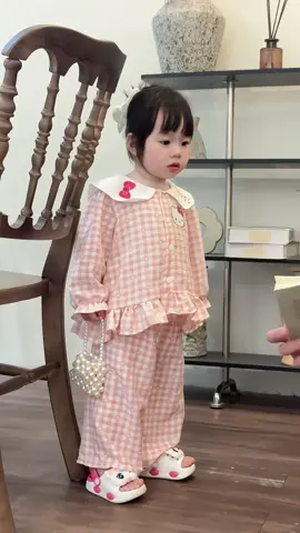 Bộ pijama bánh bèo hello kitty hoạ tiết kẻ sọc xinh lắm luôn ý 🥰🥰🥰 #thoitrangtreem #bopijamabegai #bodaitaychobe #miushoptb 