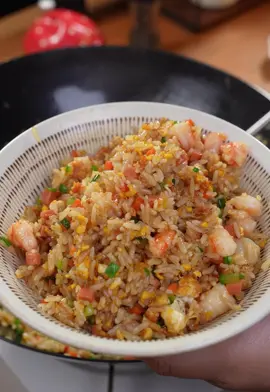 Kalau ada lebihan nasi jangan buang tau, jom buat nasi goreng udang ni🍤😋 Bahan-bahan: •3 biji telur •200g udang  •1 batang sosej (potong dadu kecil) •½ batang timun (potong dadu kecil) •½ batang lobak merah (potong dadu kecil) •2 mangkuk nasi •2 sudu besar minyak masak •1 sudu besar kicap cair (masin) •Garam (secukup rasa) •Daun bawang (hiris halus) Cara buat: 1. Panaskan minyak dalam kuali, pecahkan 3 biji telur. 2. Kacau hancur telur sampai masak. 3. Masukkan udang, goreng sampai bertukar warna. 4. Masukkan lobak merah dadu, timun dadu & sosej dadu. Kacau rata. 5. Masukkan nasi putih. 6. Kacau goreng sampai sebati dengan semua bahan. 7. Perasakan dengan garam & kicap cair. 8. Naikkan api besar, goreng lagi beberapa kali kacau bagi wangi. 9. Tabur daun bawang hiris. 10. Angkat & siap dihidang panas2 🤤 #resepimudah #resepisimple #nasigoreng 