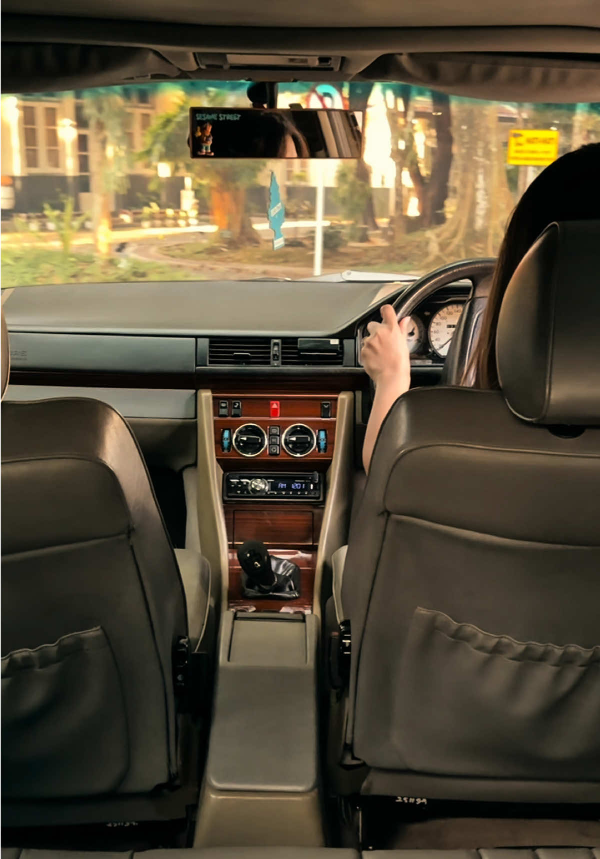 udah boleh ikut nongkrong kalcer blom? 🥹 #fyp #trending #classiccar #mercedesbenz #masterpiece 