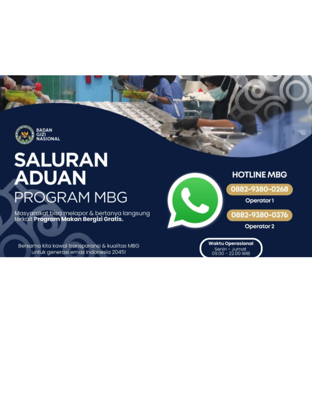 𝗕𝗚𝗡 𝗕𝘂𝗸𝗮 𝗦𝗮𝗹𝘂𝗿𝗮𝗻 𝗣𝗲𝗻𝗴𝗮𝗱𝘂𝗮𝗻 𝘂𝗻𝘁𝘂𝗸 𝗔𝘄𝗮𝘀𝗶 𝗣𝗿𝗼𝗴𝗿𝗮𝗺 𝗠𝗕𝗚, 𝗠𝗮𝘀𝘆𝗮𝗿𝗮𝗸𝗮𝘁 𝗕𝗶𝘀𝗮 𝗟𝗮𝗽𝗼𝗿 𝗟𝗮𝗻𝗴𝘀𝘂𝗻𝗴 𝘃𝗶𝗮 𝗪𝗵𝗮𝘁𝘀𝗮𝗽𝗽 Badan Gizi Nasional (BGN) resmi membuka saluran pengaduan (hotline) untuk masyarakat terkait pelaksanaan Program Makan Bergizi Gratis (MBG). Langkah ini dilakukan guna memastikan program berjalan transparan, berkualitas, dan tepat sasaran. Wakil Kepala BGN, Nanik S. Deyang, mengatakan partisipasi publik menjadi bagian penting dalam pengawasan. “Kami ingin pelaksanaan MBG berjalan transparan dan berkualitas. Karena itu, masyarakat diberi ruang untuk menyampaikan aduan maupun masukan,” ujarnya di Jakarta, Sabtu (27/9). Ia menambahkan, keterlibatan masyarakat akan membantu pemerintah menindaklanjuti setiap temuan di lapangan secara cepat. “Dengan adanya saluran aduan, masyarakat bisa ikut mengawal agar program tepat sasaran,” jelas Nanik. Kepala Biro Hukum dan Humas BGN, Khairul Hidayati, menerangkan hotline beroperasi setiap Senin hingga Jumat, pukul 09.00–22.00 WIB. “Kami menyediakan dua nomor yang bisa dihubungi, yakni 088293800268 (Operator 1) dan 088293800376 (Operator 2). Setiap laporan akan diverifikasi dan ditindaklanjuti sesuai mekanisme yang berlaku,” terangnya. Selain menerima pengaduan, hotline ini juga difungsikan sebagai pusat informasi. Masyarakat dapat menanyakan teknis program, distribusi pangan, hingga standar kualitas yang diterapkan dalam MBG. Menurut Khairul, transparansi dan partisipasi publik merupakan kunci keberhasilan MBG. “Program ini bukan hanya meningkatkan gizi anak Indonesia, tetapi juga memberdayakan UMKM lokal sebagai penyedia pangan,” pungkasnya. #mbg #bgn #fyp #virals #jangkauansemuaorang