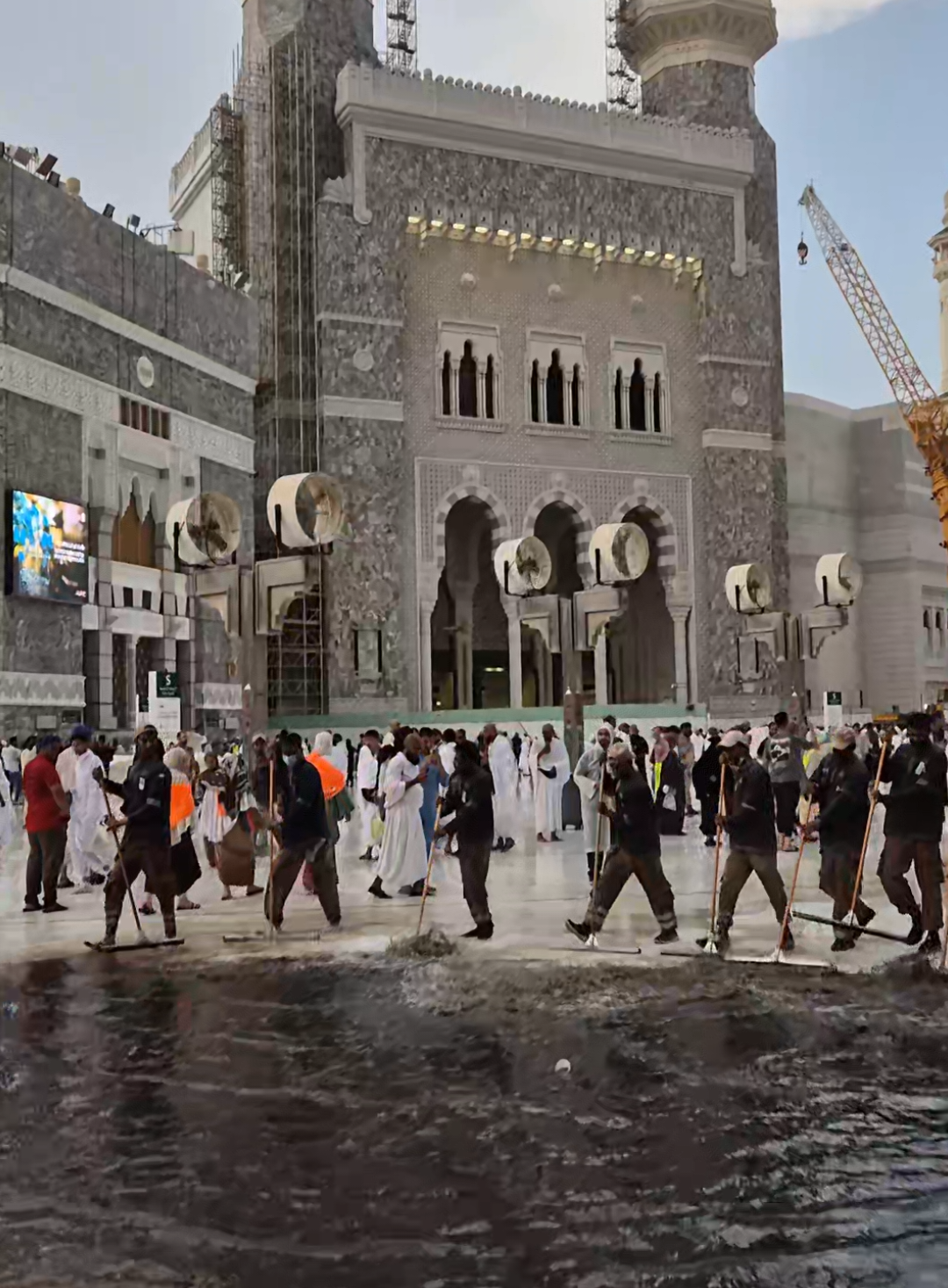 BEGINILAH WARNA SISA2 AIR HUJAN DI MASJIDIL HARAM !!!