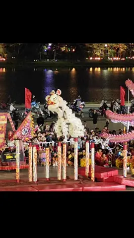 Thi múa lân Đà Lạt té cột rất nhiều, thương các em khi cố gắng biểu diễn dưới trời mưa rơi. Cột rất trơn, rất nguy hiểm ⚠⚠⚠ #mualan #trungthu #dalat #viral #trending 