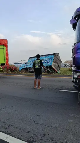 evakuasi truck cabe di tarik pake trailer di tol palimanan tadi pagi #putrapurwakarta #kmjtrans #drivermudapunyacerita #driverindonesia🇮🇩 