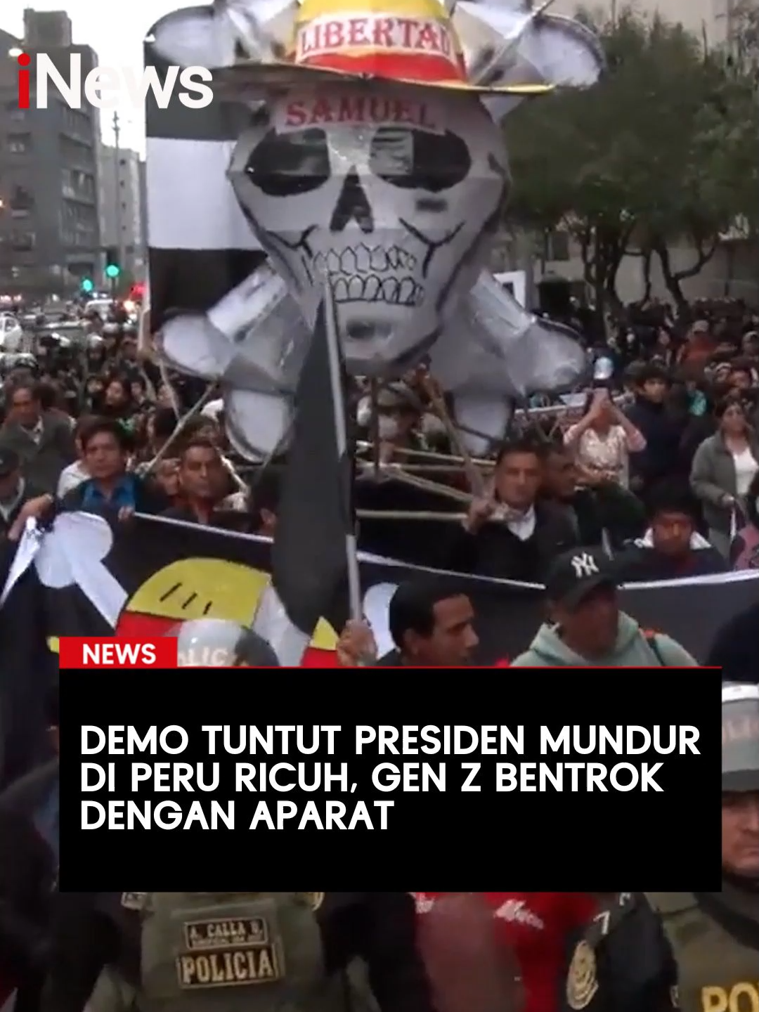 Demo di ibu kota Peru, Lima, berujung ricuh saat ratusan demonstran turun ke jalan memprotes Presiden Dina Boluarte. Polisi menembakkan gas air mata untuk membubarkan massa yang memprotes reformasi sistem pensiun. Gelombang protes ini meletus sejak 20 September dan dipicu kekecewaan mendalam pada pemerintah dan parlemen. #Peru #Lima #DinaBoluarte #Demo #BeritaInternasional #BeritaHariIni #iNews