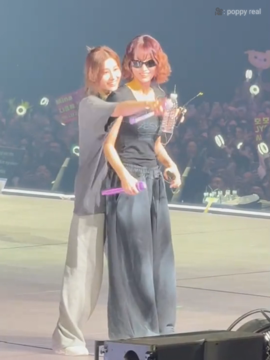 ความวิ่งมากอดเพื่อนนั้น... 😐 #momo #sana #twice 
