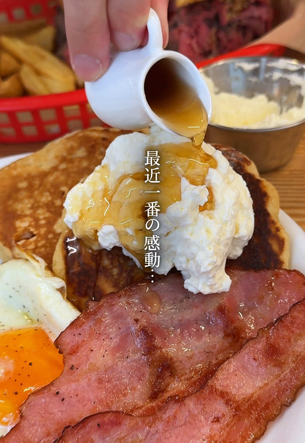 今、東京で1番大行列のできる… ニューヨークを代表するソウルフードとして愛されるパストラミサンド🥪 本場のニューヨーカーが2時間待ちの行列に並んでも食べる名店の味にとても似たパストラミが楽しめると口コミだけで噂が広がり食通の外国人を中心に大行列のできる人気店に！ 7日間かけてじっくりと熟成したパストラミはしっとり柔らかく口の中でとろけて最高🤤 お店の1番人気は注文を受けてからじっくり焼きあげるパンケーキ🥞 濃厚な生クリームとたっぷりのメープルを染み込ませた生地に塩気の効いたベーコンと目玉焼きをのせた甘じょっぱさが悪魔的な美味しさ！ これからの季節はテラス席も気持ちよくて最高の朝活ができるのでオススメ！ 全フォロワーさんに届きますように🙌 ▼今回の注文 ・パストラミ 2,200円 　ランバージャック 1,500円 ───────────────── 【Goodies Sandwich Shop】 📍東京都中央区東日本橋1-3-15  🚃東日本橋駅徒歩3分 ⏰8:00-15:00（土日祝-16:00） 💤月曜•火曜•水曜 💰¥1,000〜¥2,000 料金・営業時間・定休日は変更となる場合がございますので、ご来店前に店舗にご確認ください。  ───────────────── #東京ディナー #東京ランチ #東京グルメ #東京カフェ #日本橋グルメ #日本橋ランチ #日本橋カフェ #おいしい東京 
