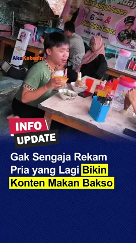 Momen yang tidak sengaja merekam seorang pria yang lagi membuat konten video makan bakso dengan ciri khasnya. #beritaviral #infoviral #viralhariini #fyp #akukabarin