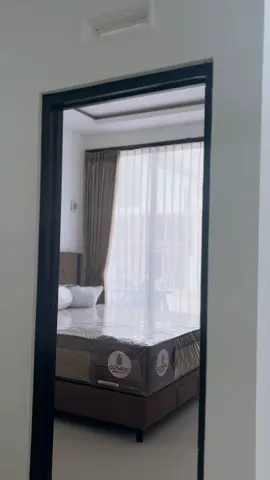 Gorden akan terlihat elegan jika dipadukan dengan warna dan motif yang tepat, pemasangan yang proporsional (misalnya menyentuh lantai atau terkesan penuh), serta pemilihan bahan dan pelmet yang sesuai, disesuaikan dengan desain ruangan dan nuansa yang diinginkan.  #reregan_id #gordenminimalis #gordenjendela #gordenaeshetic 