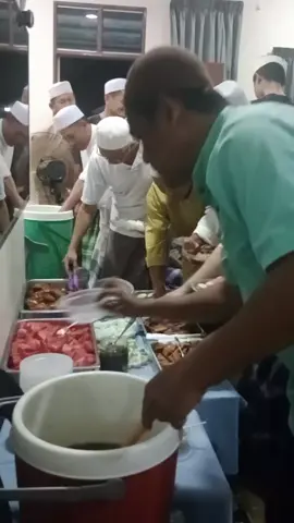 Jamuan selepas Selawat Maulidur Rasul Dan Doa Selamat...Menu utamanya Nasi Ayam Penyet by @norhayatiawangahm terbaik 😋 Alhamdulillah..menu lain kuih cek mek, kasui koci, ulat bulu & tembikai...tetamu kata menu lain dari yang lain🤭 #Alhamdulillah #MaulidurRasul #DoaSelamat 🤲